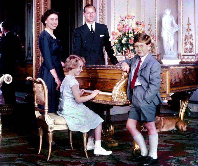 Raja Charles III bersama kedua orang tuanya, Ratu Elizabeth II dan Pangeran Philip serta adik perempuannya Putri Anne. (commons.m.wikimedia.org/Library and Archives Canada)