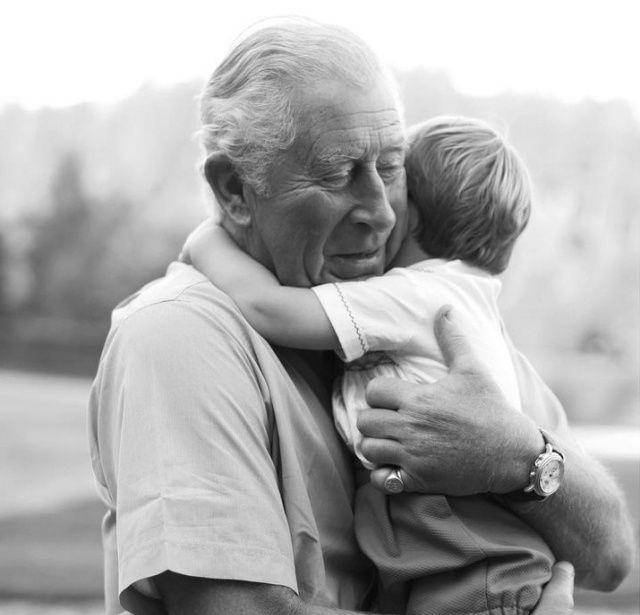 Raja Charles III bersama cucunya, Pangeran Louis dari Cambridge. (instagram.com/clarencehouse)