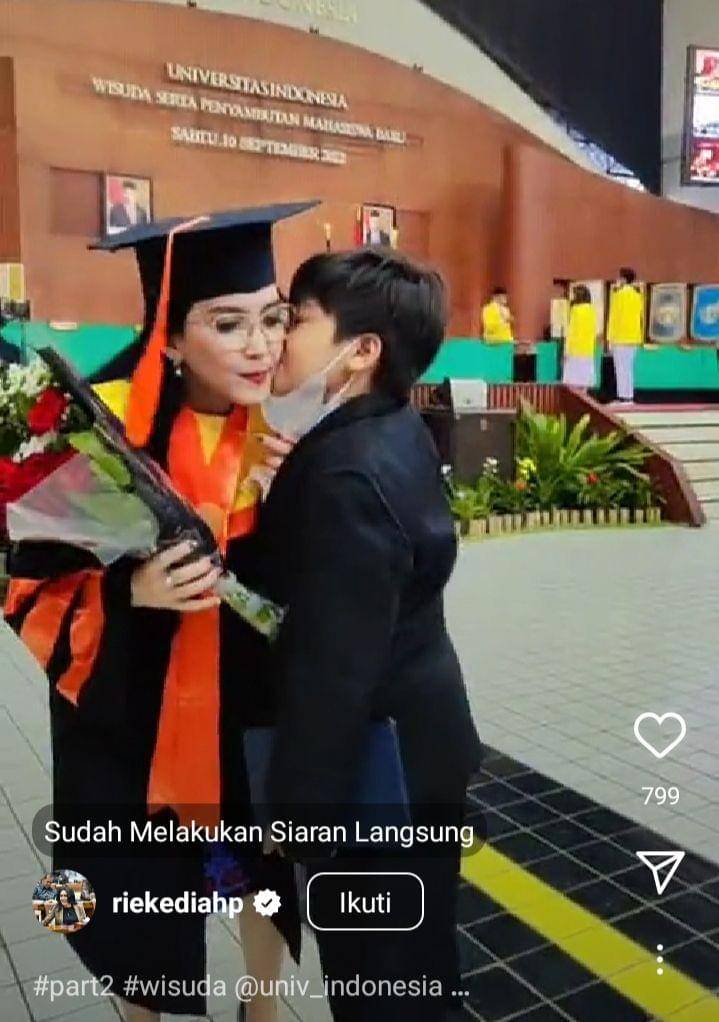potret wisuda S3 Rieke Diah Pitaloka (instagram.com/riekediahp)