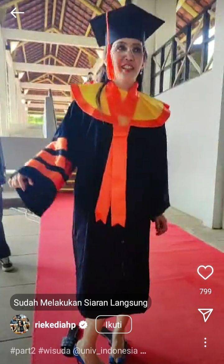 potret wisuda S3 Rieke Diah Pitaloka (instagram.com/riekediahp)