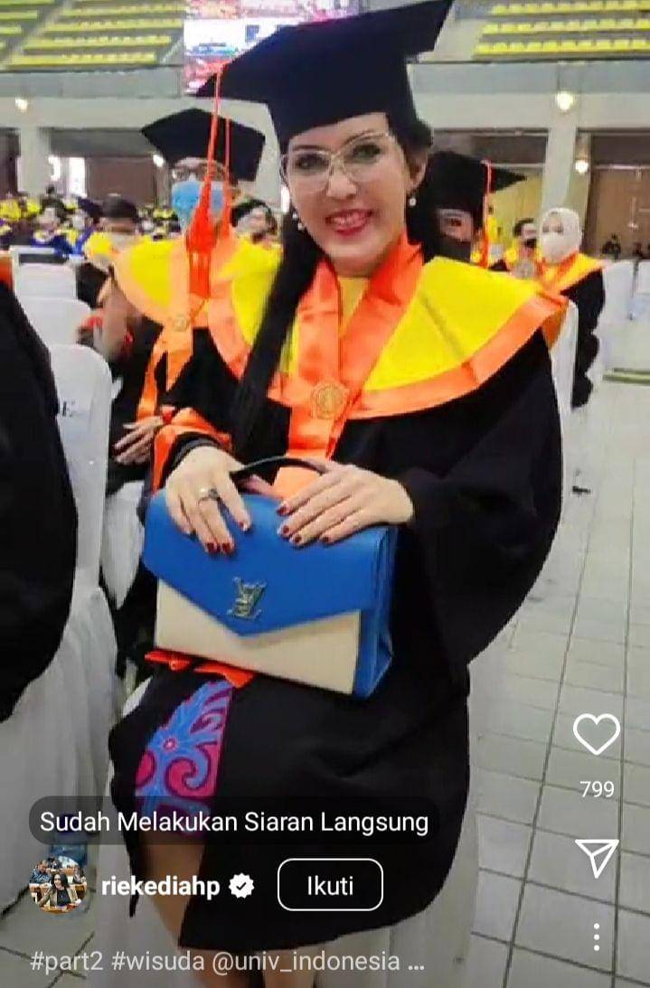 potret wisuda S3 Rieke Diah Pitaloka (instagram.com/riekediahp)