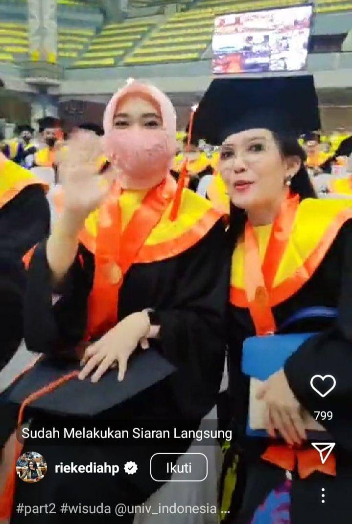 potret wisuda S3 Rieke Diah Pitaloka (instagram.com/riekediahp)