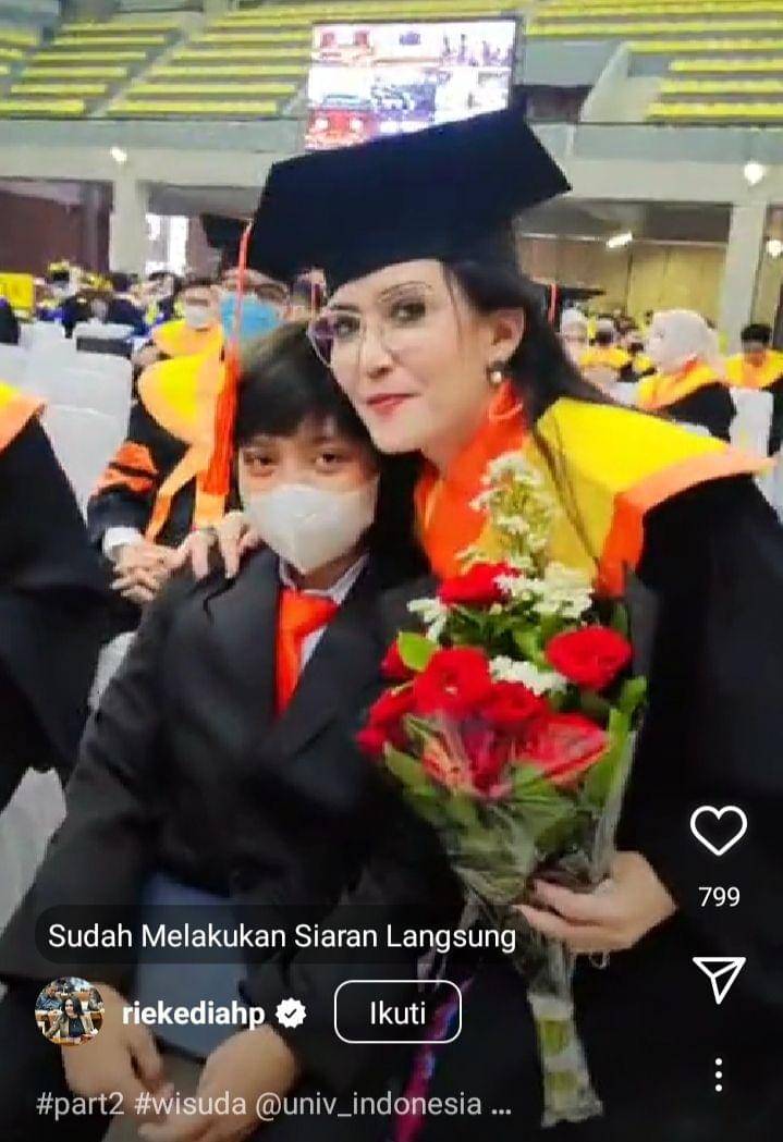 potret wisuda S3 Rieke Diah Pitaloka (instagram.com/riekediahp)