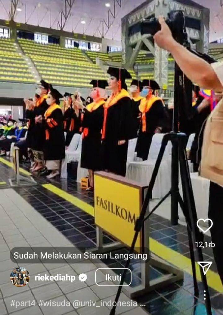 potret wisuda S3 Rieke Diah Pitaloka (instagram.com/riekediahp)