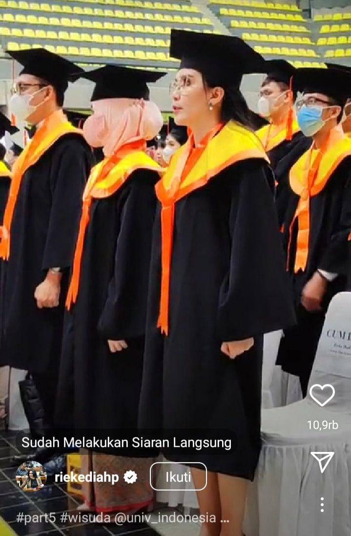 potret wisuda S3 Rieke Diah Pitaloka (instagram.com/riekediahp)