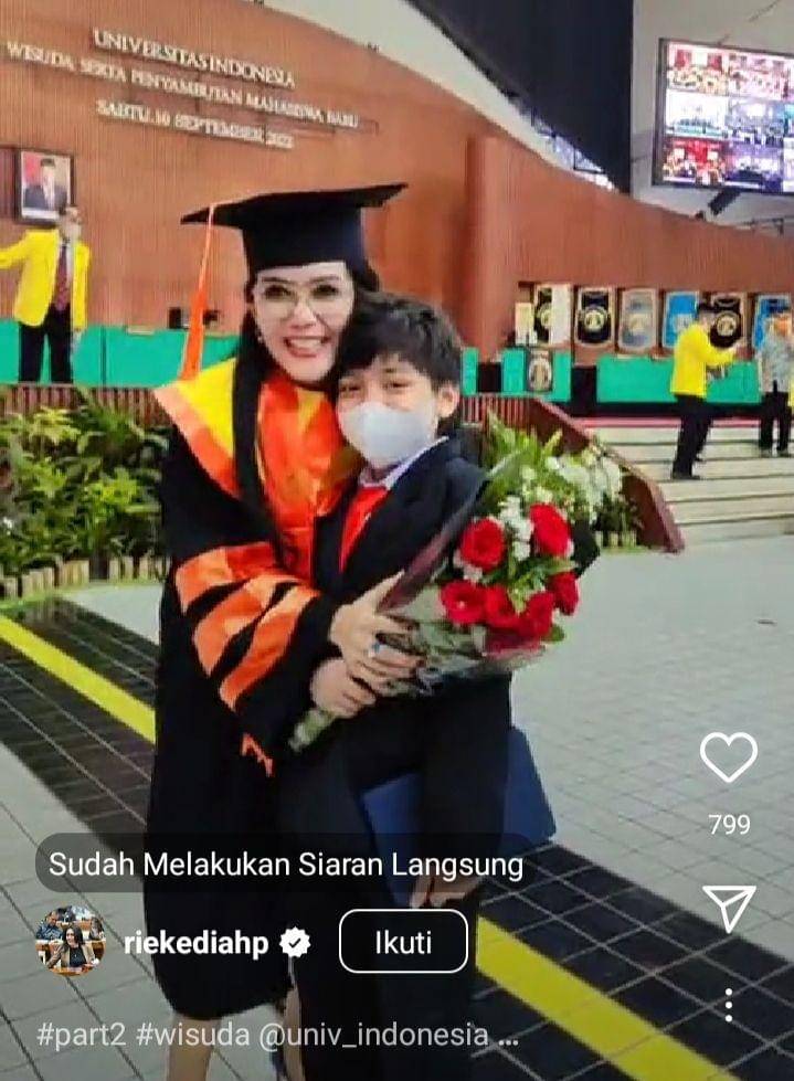 potret wisuda S3 Rieke Diah Pitaloka (instagram.com/riekediahp)