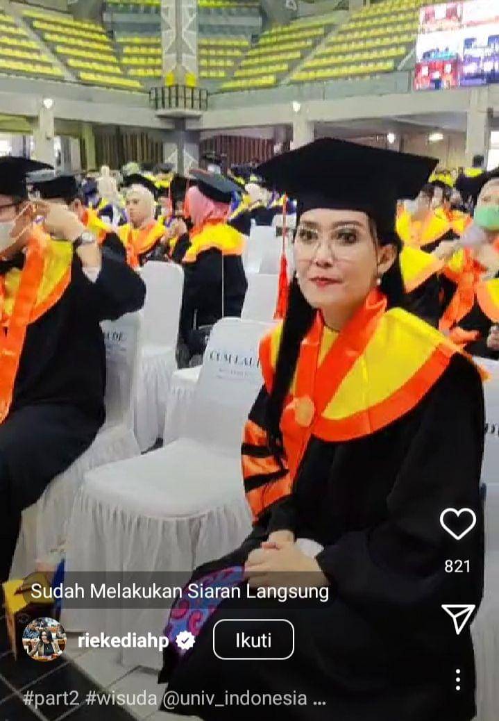 potret wisuda S3 Rieke Diah Pitaloka (instagram.com/riekediahp)