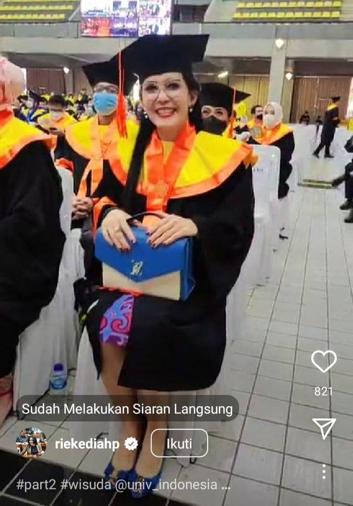 potret wisuda S3 Rieke Diah Pitaloka (instagram.com/riekediahp)