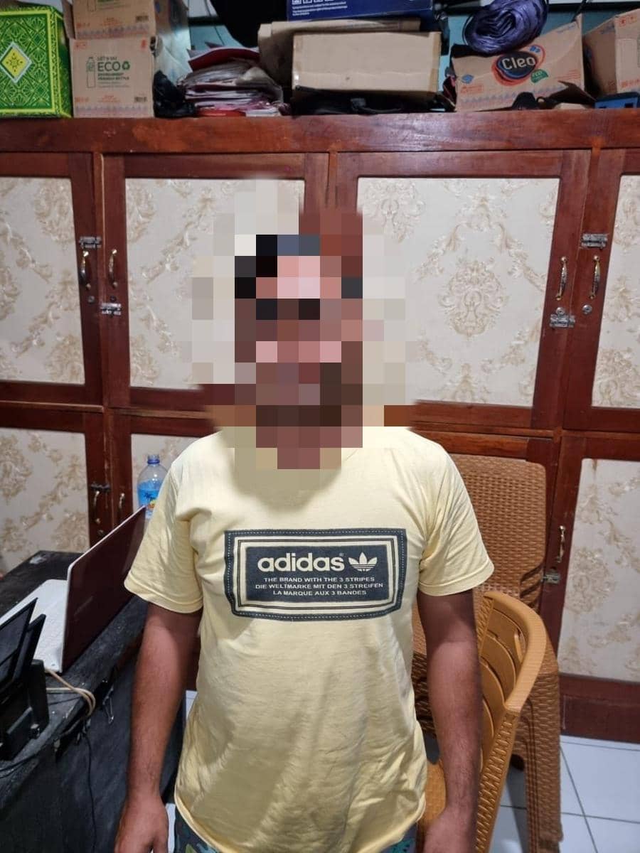 Terduga pelaku penimbun BBM solar subsidi inisial AR (40). (dok. Polres Lombok Tengah)