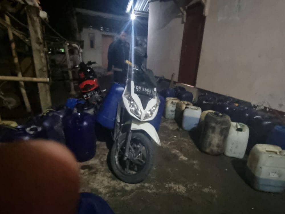 Puluhan jerigen berisi solar subsidi yang diamankan dari rumah terduga pelaku di Lombok Tengah. (dok. Polres Lombok Tengah)