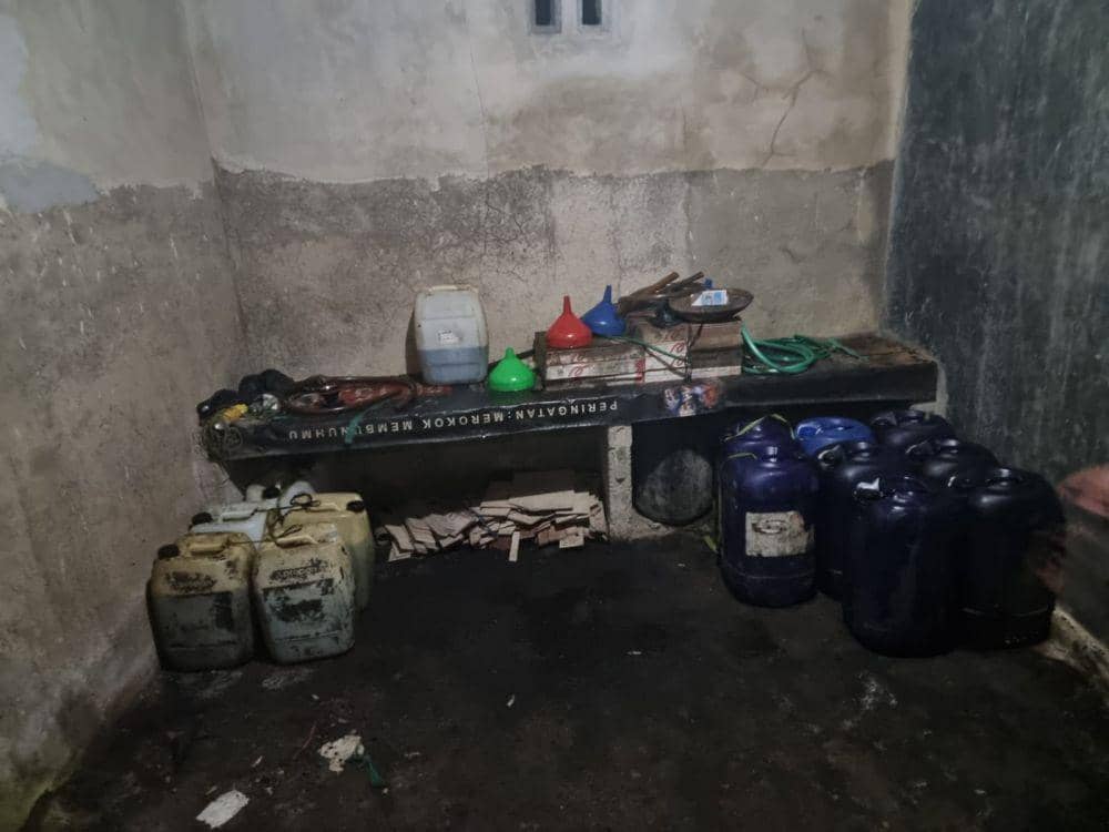 Solar subsidi yang ditemukan di dapat rumah terduga pelaku. (dok. Polres Lombok Tengah)