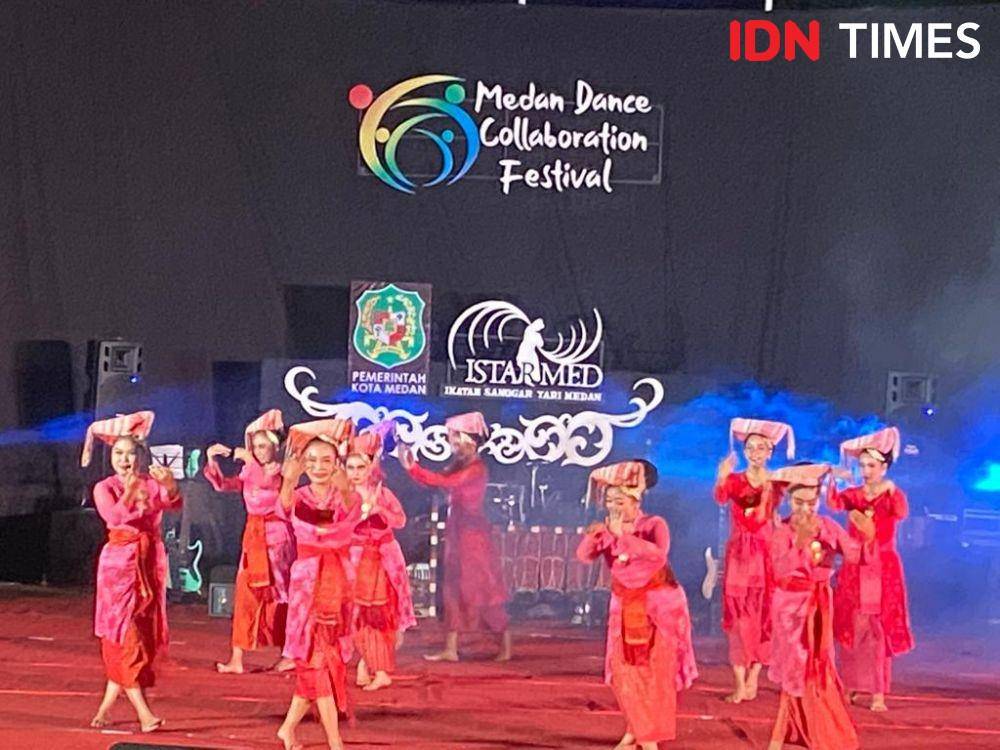 Tarian daerah mengusung tema Medan Dance Collaboration Festival 2022 (IDN Times/Indah Permata Sari)