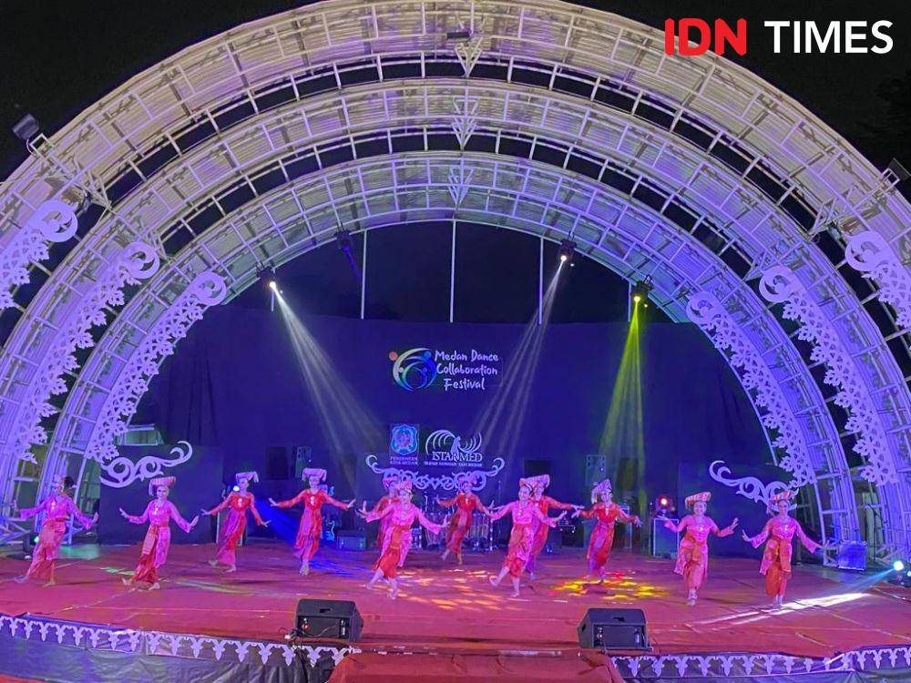 Tarian daerah mengusung tema Medan Dance Collaboration Festival 2022 (IDN Times/Indah Permata Sari)