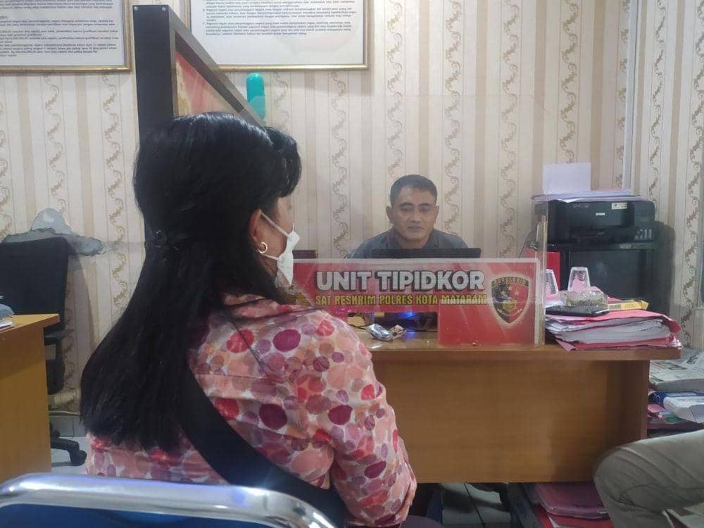 Mantan Bendahara Puskesmas Babakan inisial WY saat menjalani pemeriksaan. (dok. Polresta Mataram)