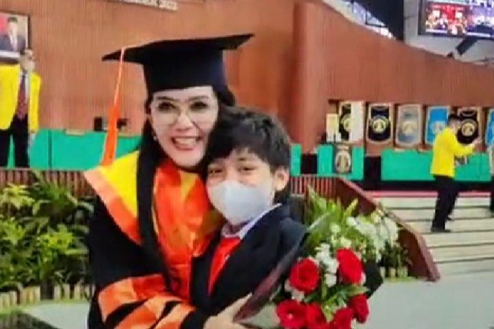 10 Momen Wisuda S3 Rieke Diah Pitaloka, Lulus dengan Predikat Cumlaude