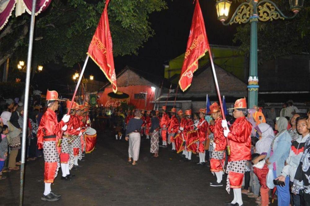 5 Keunikan Upacara Adat Rebo Pungkasan dengan Arak-arakan Lemper