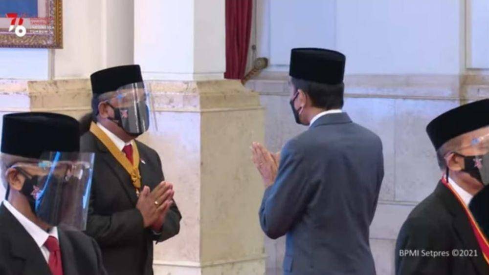 Presiden Joko "Jokowi" Widodo ketika memberikan bintang jasa kepada eks Panglima Pro Integrasi Timor Timur, Eurico Gutteres pada Agustus 2021. (Tangkapan layar YouTube Sekretariat Negara)
