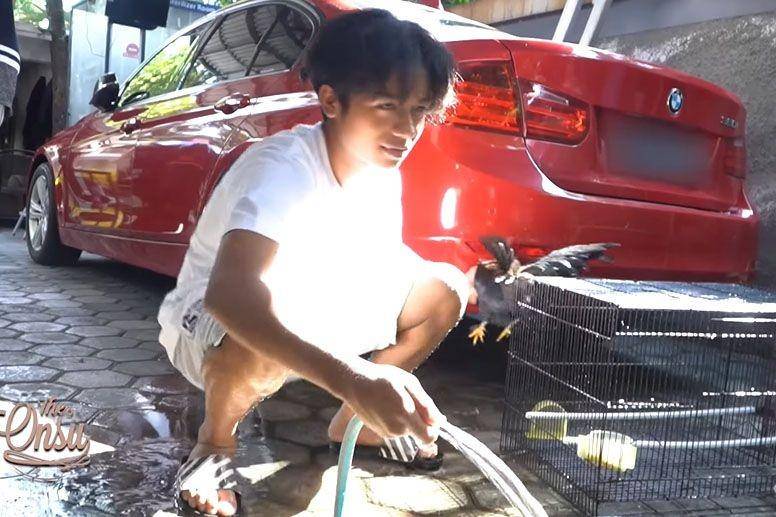 Betrand dan Thalia bersihin kandang ayam (YouTube.com/The Onsu Family)