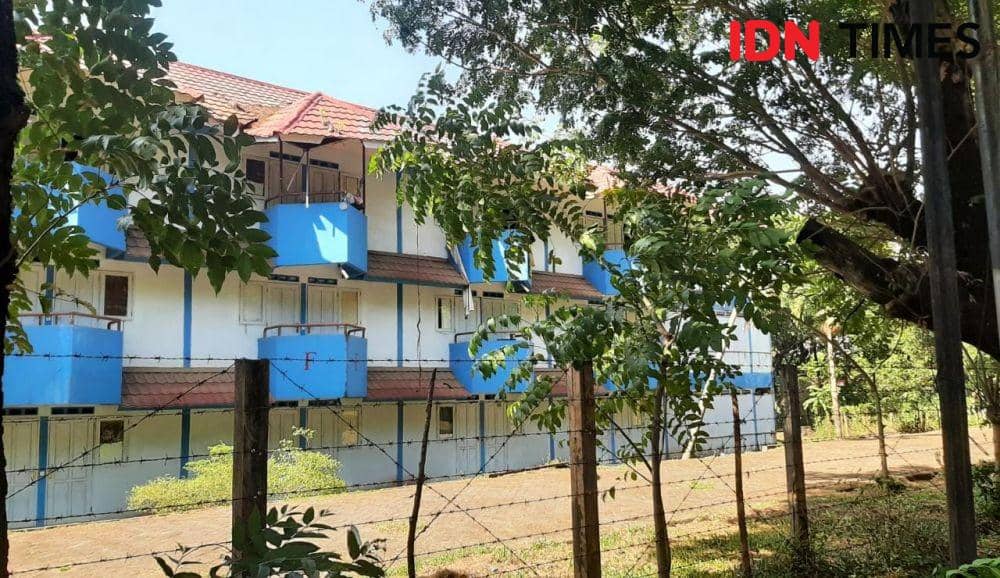 Salah satu bangunan tiga lantai Asrama mahasiswa Ramsis di lingkungan kampus Universitas Hasanuddin (Unhas), Tamalanrea, Kota Makassar, Sabtu (10/9/2022). (Dahrul Amri/IDN Times Sulsel)
