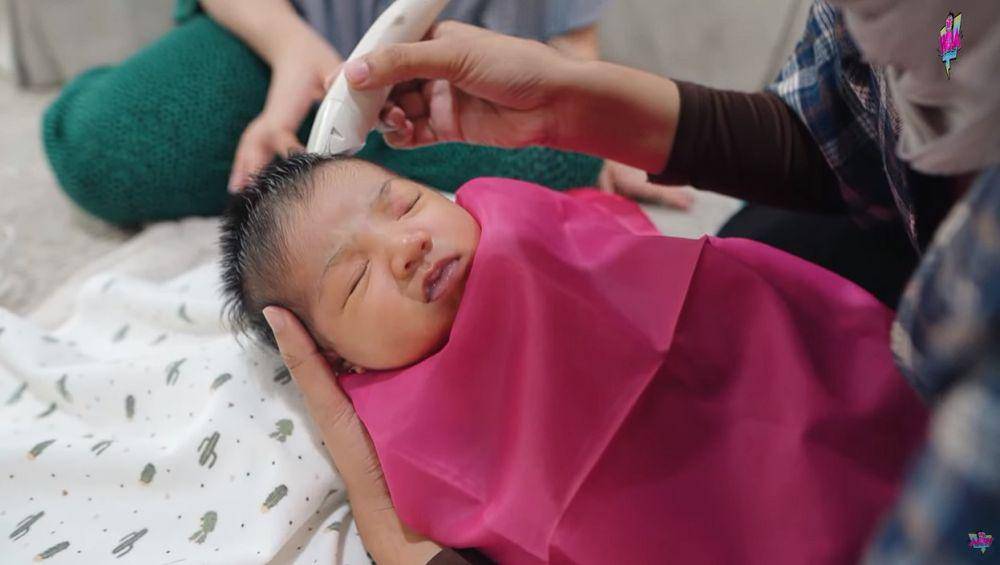 rambut baby Ara dicukur (youtube.com/aish tv)