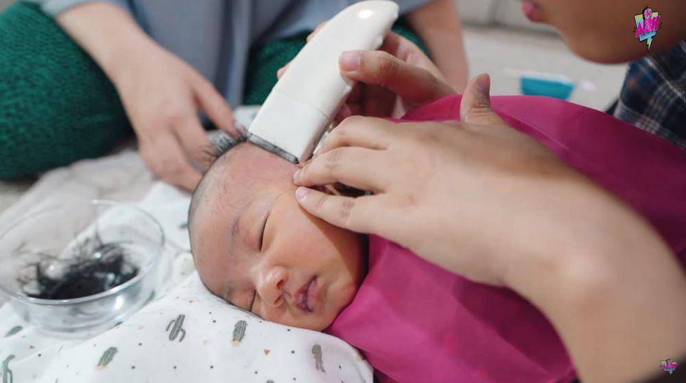 rambut baby Ara dicukur (youtube.com/aish tv)