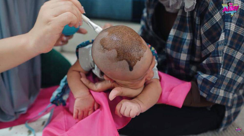 rambut baby Ara dicukur (youtube.com/aish tv)