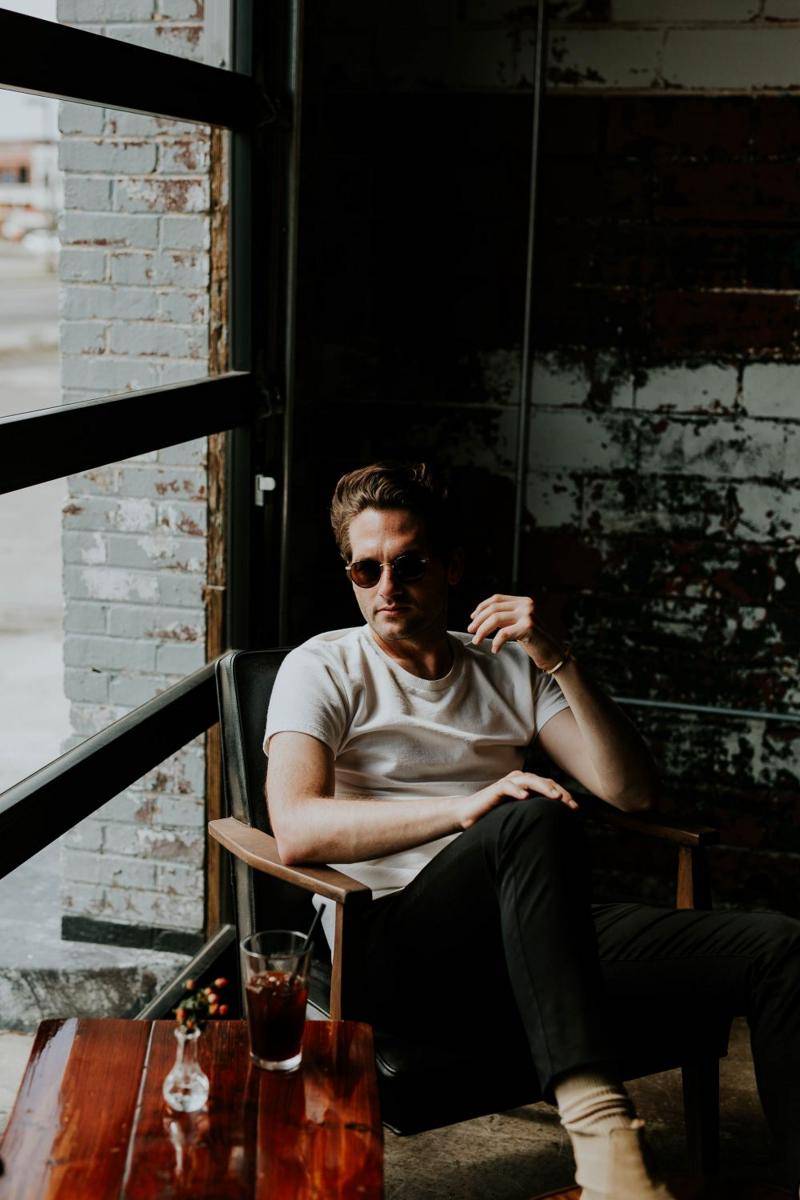 Pria mengenakan kaus dan celana jins (unsplash.com/Brooke Cagle)