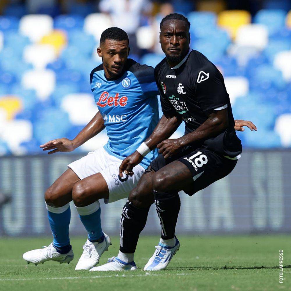Juan Jesus mengawal striker Spezia. (twitter.com/SerieA_EN)