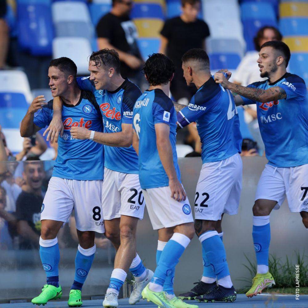 Para pemain Napoli melakukan selebrasi gol. (twitter.com/SerieA_EN)