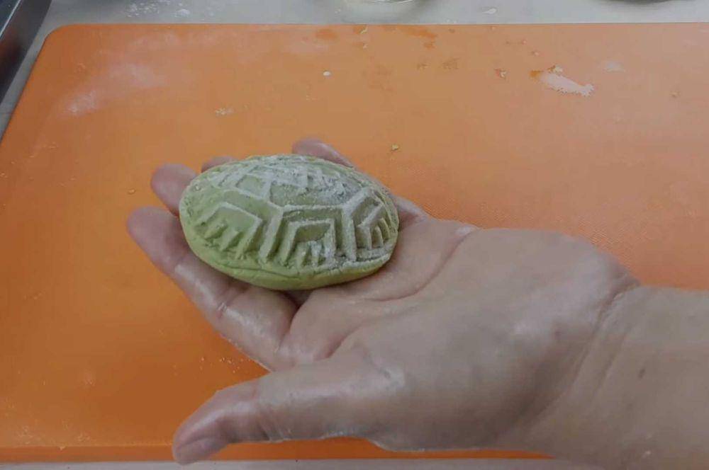 ilustrasi membuat kue thok (YouTube.com/Lin's Kitchen)