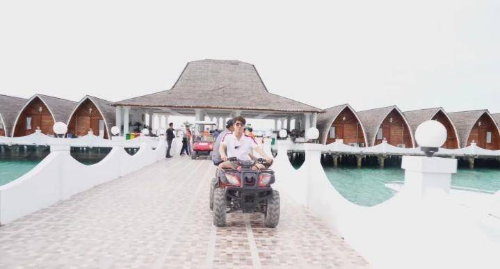 potret baby Leslar sekeluarga main di Pulau Tegal Mas (youtube.com/Leslar Entertainment)
