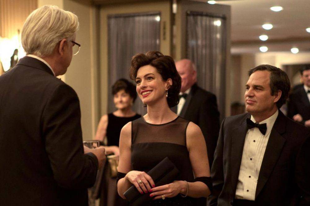 Anne Hathaway dan Mark Ruffalo dalam film Dark Waters (dok. Participant/Dark Waters)