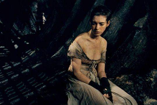 Anne Hathaway dalam film Les Misérables (dok. Working Title Films/Les Misérables)