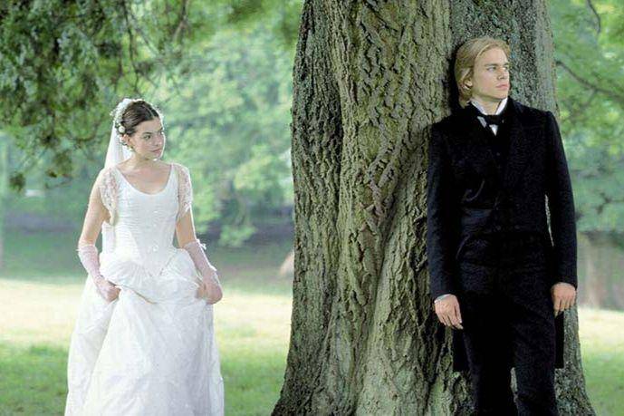 Anne Hathaway dan Charlie Hunnam dalam film Nicholas Nickleby (dok. United Artists/Nicholas Nickleby)