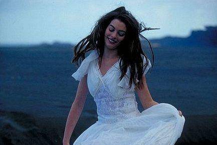 Anne Hathaway dalam film The Other Side of Heaven (dok. 3Mark Entertainment/The Other Side of Heaven)