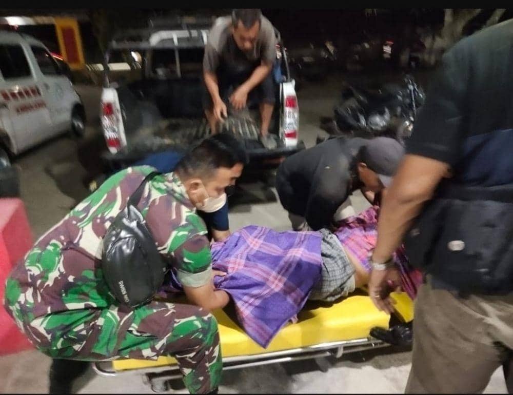 Petugas yang mengevakuasi korban tertembak ketika berburu babi hutan (IDN Times/ istimewa)