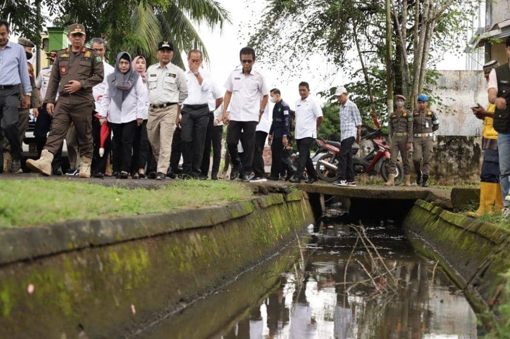 (Pj Bupati Muba Apriyadi saat meninjau saluran air yang tergenang) IDN Times/Istimewa
