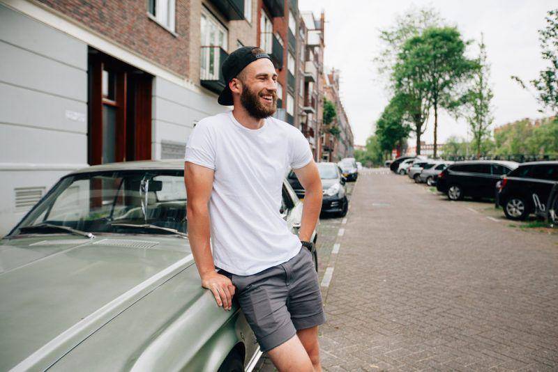 Pria mengenakan kaus (thefashionisto.com)