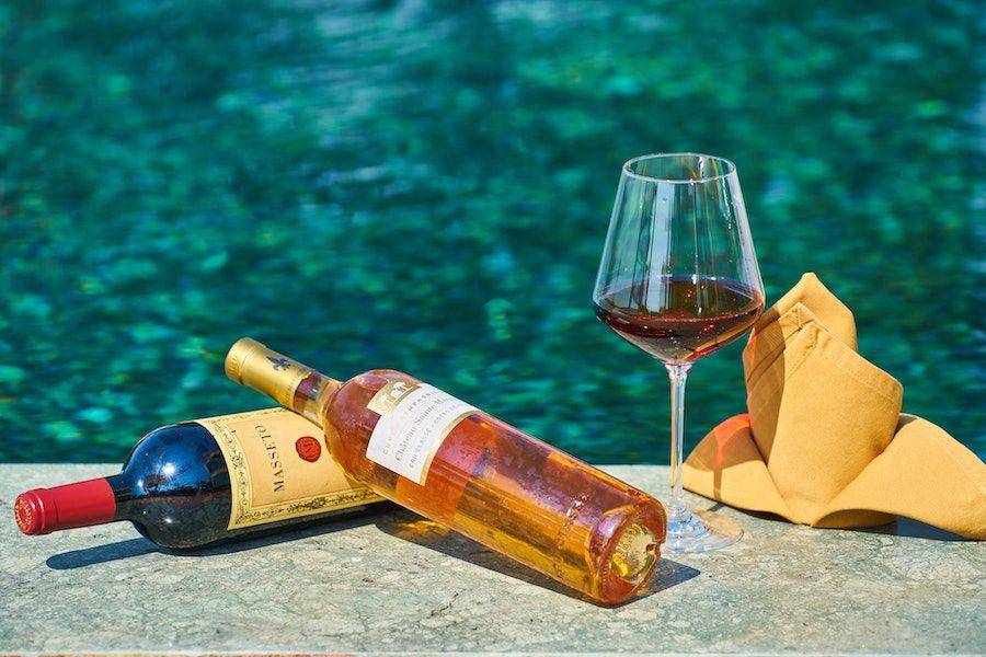 ilustrasi botol dan gelas alkohol (pexels.com/ Engin Akyurt)