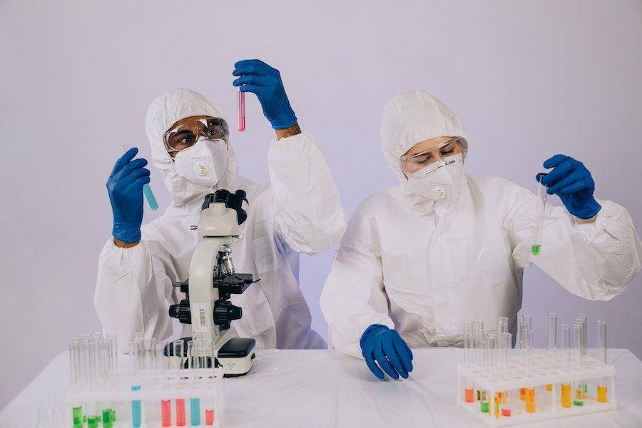 ilustrasi dua orang bekerja di laboratorium (pexels.com/Mikhail Nilov)