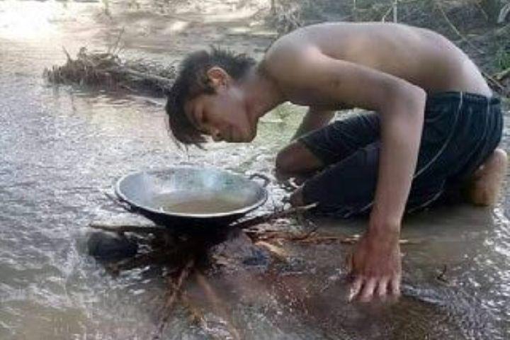 9 Potret Lucu Bapak-bapak Sedang Masak, Kelakuannya Banyol Abis!