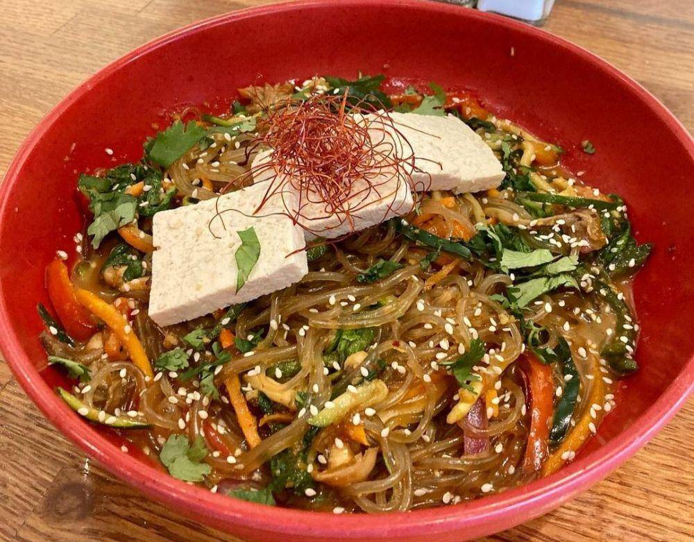 ilustrasi japchae (instagram.com/eastportkitchen/)