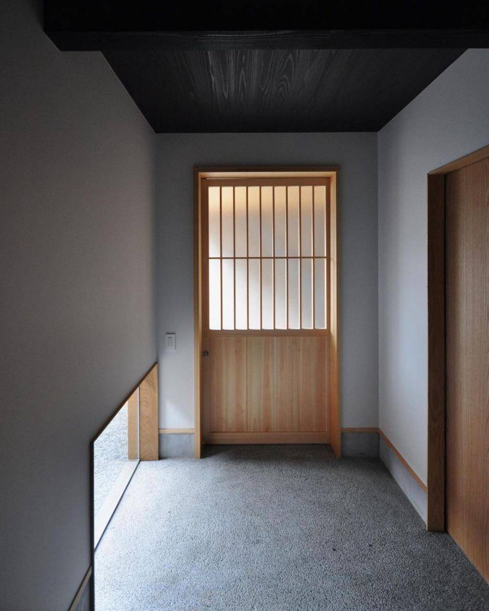 pintu kayu ala Jepang (instagram.com/kitokito_life)