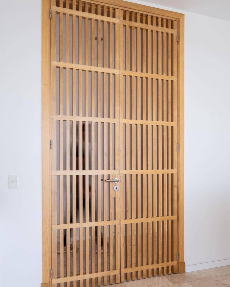 pintu wood slats ala Jepang (instagram.com/vdr.arquitectura)