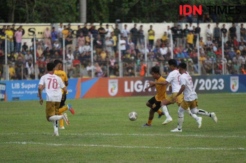 Duel PSDS kontra Sriwijaya di Stadion Baharoeddin Siregar, Lubukpakam, Minggu (11/9/2022) (IDN Times/Doni hermawan)