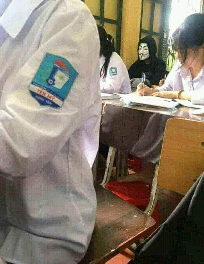 orang pakai topeng hacker (instagram.com/wkwkland_real)