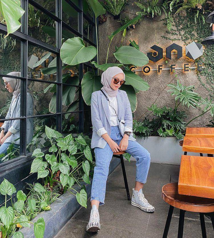 potret Husna Maulida yang memakai blazer (instagram.com/hus.naaa)