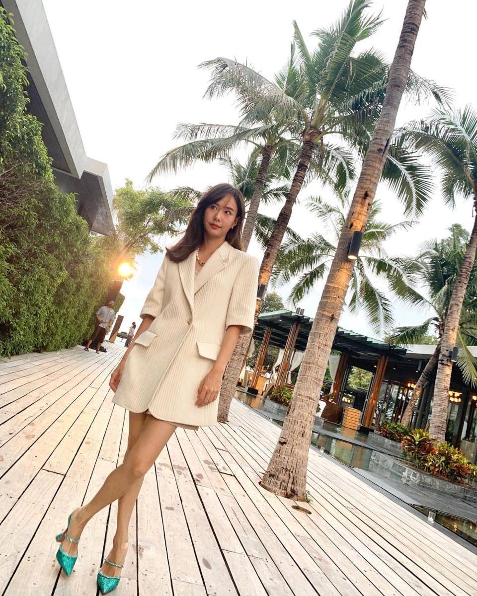 inspirasi office look ala Toey Jarinporn (instagram.com/toeyjarinporn)