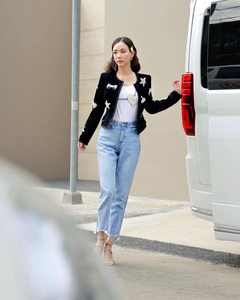 inspirasi office look ala Toey Jarinporn (instagram.com/toeyjarinporn)