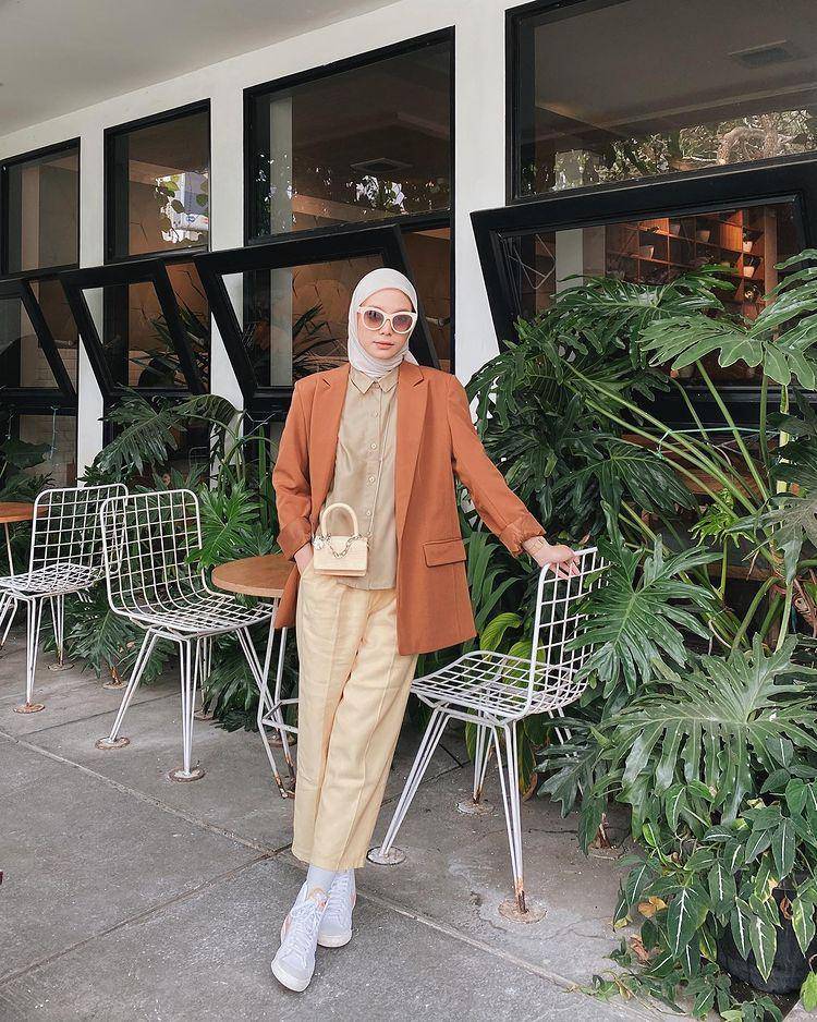 potret Husna Maulida yang memakai blazer (instagram.com/hus.naaa)